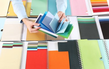 bir renk örnekleyici seçme eller