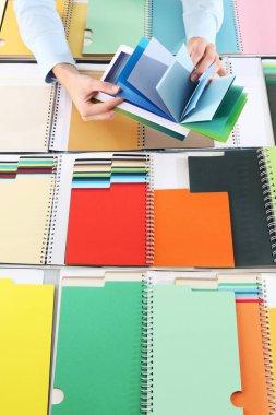 bir renk örnekleyici seçme eller