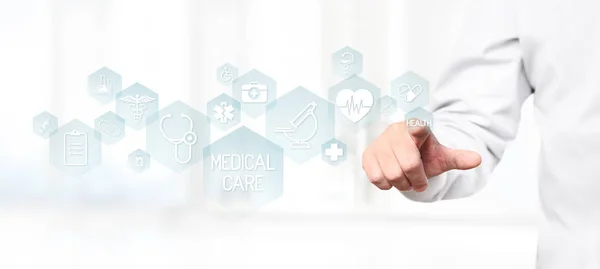 Arzthand berührt medizinische Ikonen auf virtuellem Bildschirm — Stockfoto