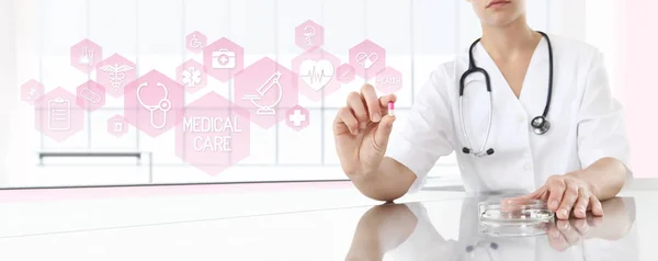 Doktor drží medicína pilulka růžové ikonami. Zdravotní péče a já — Stock fotografie