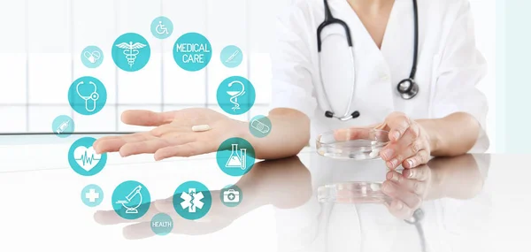 Arzt zeigt Tablettenmedizin mit Symbolen. Gesundheitsversorgung und medizinische Versorgung — Stockfoto