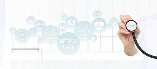 Arzt zeigt ein Stethoskop in den Händen mit medizinischen Symbolen auf — Stockfoto