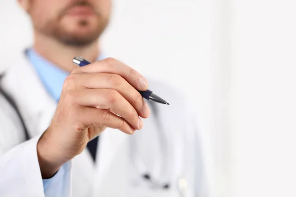 Рука лікаря з ручкою, що вказує на біле — стокове фото