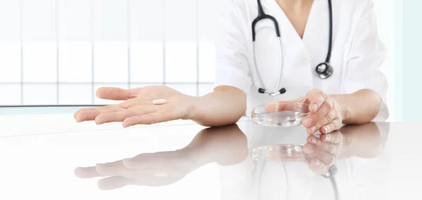 Orvos mutatja tabletta-gyógyszer a kezében. Egészségügyi ellátás és az orvosi koncepció — Stock Fotó