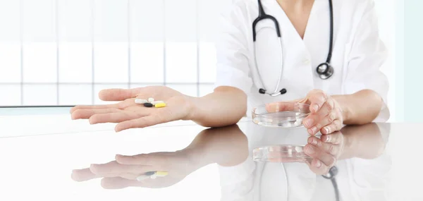 Doctor mostrando pastillas medicina en la mano. Salud y concepto médico —  Fotos de Stock