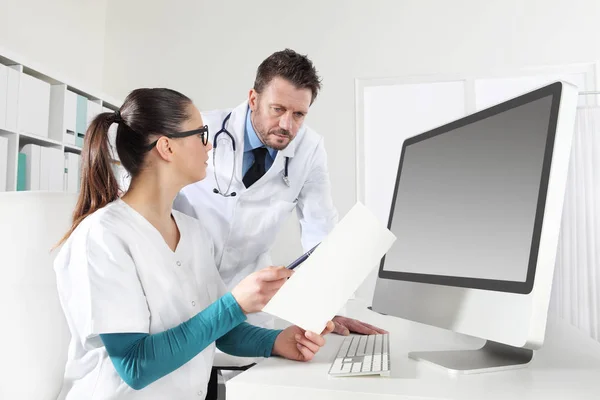 Läkare med sjuksköterska söker medicinska journaler, begreppet consulti — Stockfoto