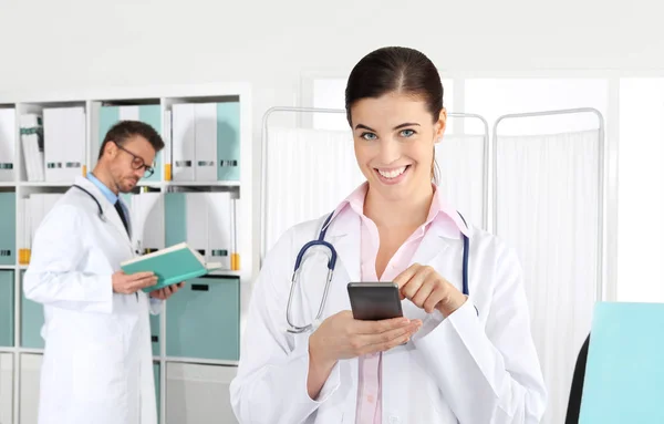 Läkare leende på telefonen, begreppet medicinsk bokningen — Stockfoto