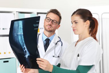 X-ray tıbbi ofis içinde bakarak doktorlar
