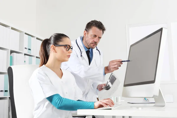 Arzt und Krankenschwester nutzen den Computer, Konzept der medizinischen Beratung — Stockfoto