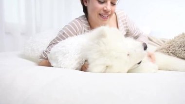 Evde beslenen hayvan köpek ile gülümseyen kadın oyun 