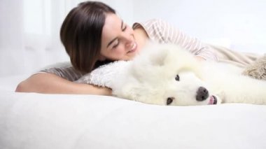 Evde beslenen hayvan köpek ile gülümseyen kadın oyun 