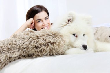 Gülümseyen kadın ile evde beslenen hayvan köpek 