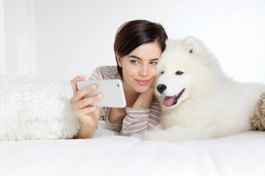 gülümseyen kadın ile evde beslenen hayvan köpek. selfie