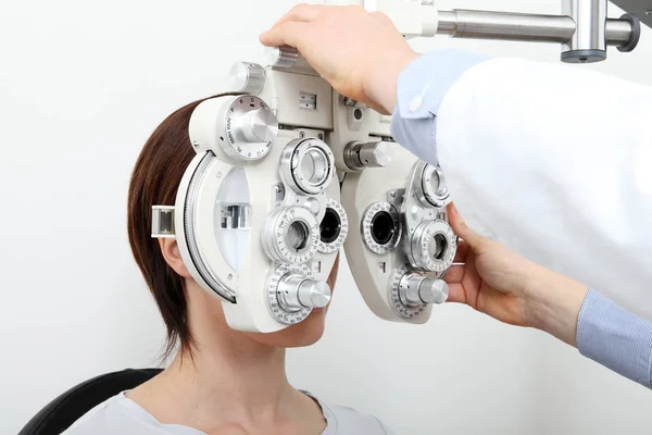 Vrouw doet gezichtsvermogen meting met optische phoropter — Stockfoto