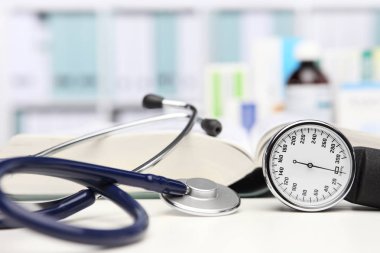 Doktor Danışma tıbbi ekipman, stetoskop ve klinik tonom ile