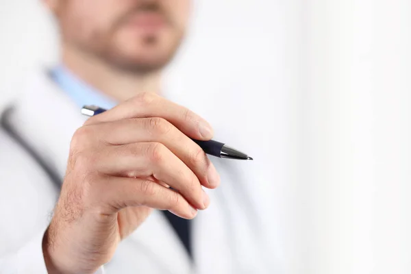 Ο γιατρός χέρι με στυλό κατάδειξης σε λευκό — Φωτογραφία Αρχείου