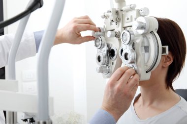 kadının optik phoropter görme ölçüm yapması
