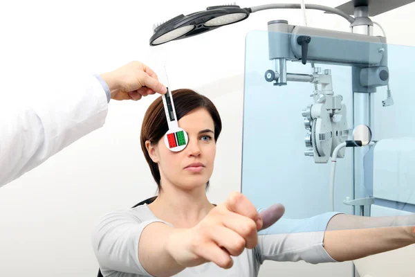 Optometrist opticien arts onderzoekt gezichtsvermogen van vrouw patiënt ik — Stockfoto