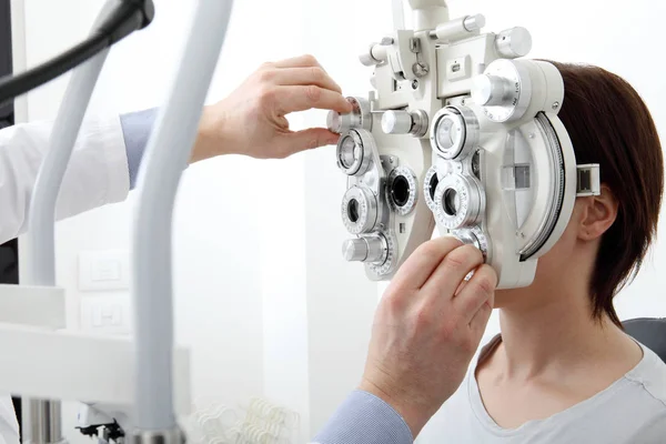 Kvinnan gör syn mätning med optisk foropter — Stockfoto