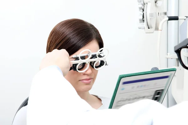 Opticien avec cadre d'essai, optométriste médecin examine la vue — Photo