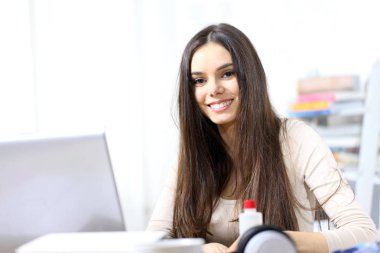 bilgisayar, mutlu kavramı önünde gülümseyen genç kadın