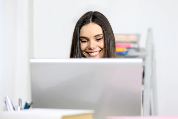 Sorrindo jovem na frente do computador, mensagens felizes — Fotografia de Stock