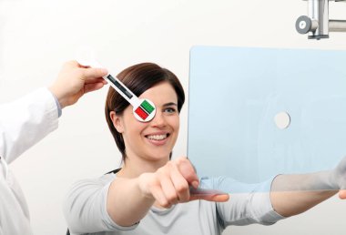 göz doktoru gözlükçü doktor inceliyor kadın hastanın görme ben