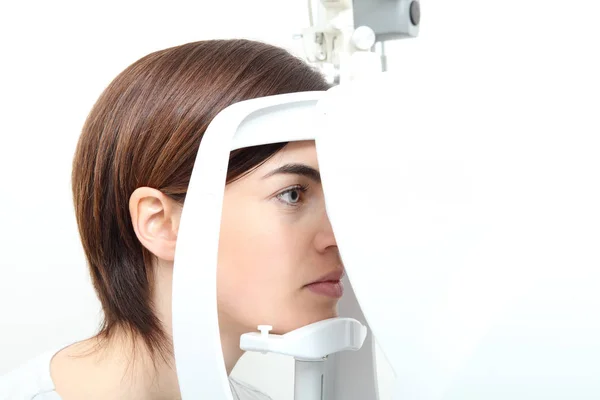 Mujer haciendo medición de la vista con lámpara de hendidura óptica — Foto de Stock