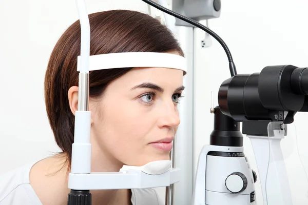 Mujer haciendo medición de la vista con lámpara de hendidura óptica — Foto de Stock