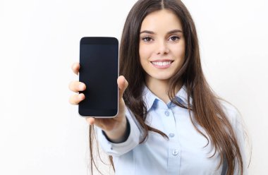 hareket eden telefon içinde beyaz backg izole gösterilen mutlu gülümseyen kadın