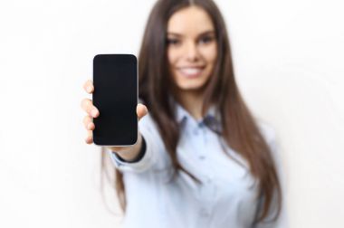 hareket eden telefon içinde beyaz backg izole gösterilen mutlu gülümseyen kadın