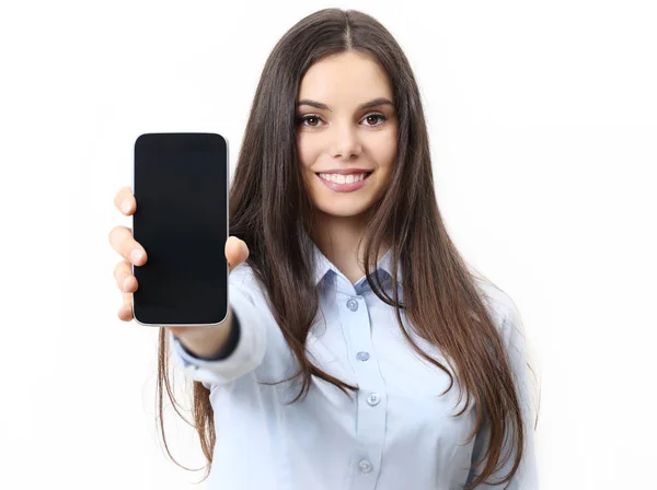Mujer sonriente feliz mostrando teléfono móvil aislado en respaldo blanco —  Fotos de Stock