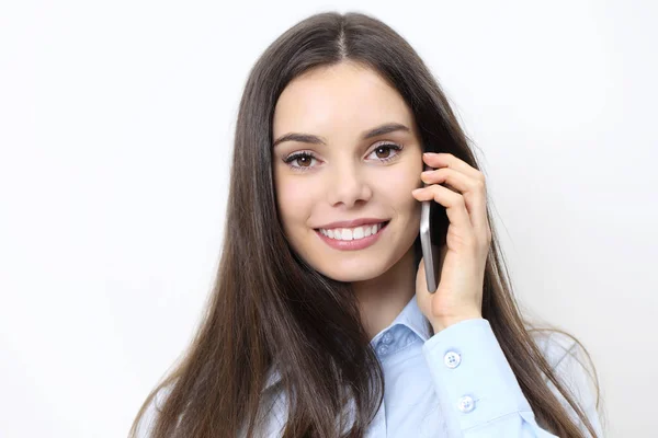 Heureux sourire femme téléphone mobile parler isolé dans le dos blanc — Photo