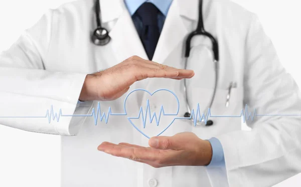 Руки лікар з значком серцебиття — стокове фото
