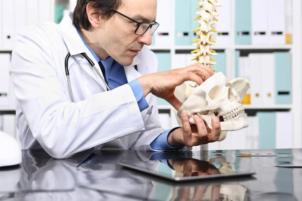 Médecin fou avec crâne au bureau, concept fou — Photo