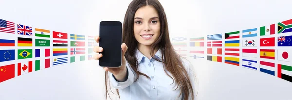 Mulher sorridente alegre mostrando tela de smartphone em branco — Fotografia de Stock