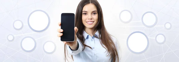 Mujer sonriente muestra teléfono inteligente, redes sociales, redes sociales — Foto de Stock