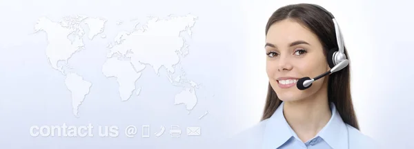 Operadora de servicio al cliente mujer con auriculares sonriendo, mapa del mundo — Foto de Stock