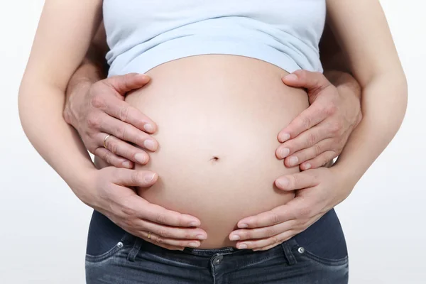 Mãos de casal na barriga grávida, conceito de gravidez, expec — Fotografia de Stock