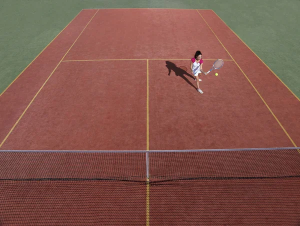 マッチの試合中にテニス プレーヤーとテニス コート — ストック写真