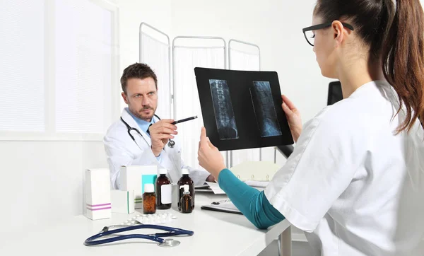 엑스레이를 보고 있는 의사들 — 스톡 사진