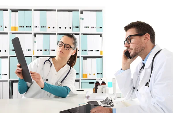 Ärzte mit Krankenschwester suchen Krankenakten, Konzept der Konsultationen — Stockfoto