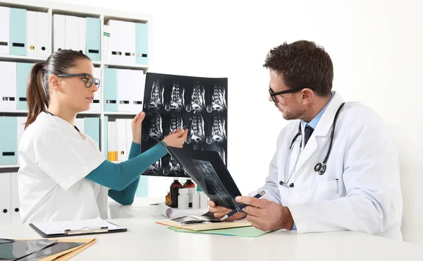 Médicos examinando rayos X — Foto de Stock