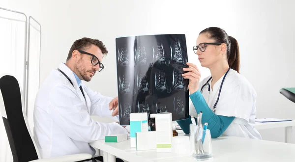 Médicos examinando rayos X — Foto de Stock