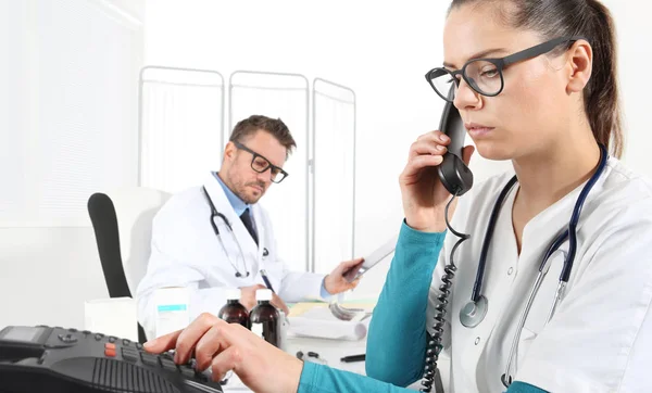 Les médecins travaillent au bureau — Photo