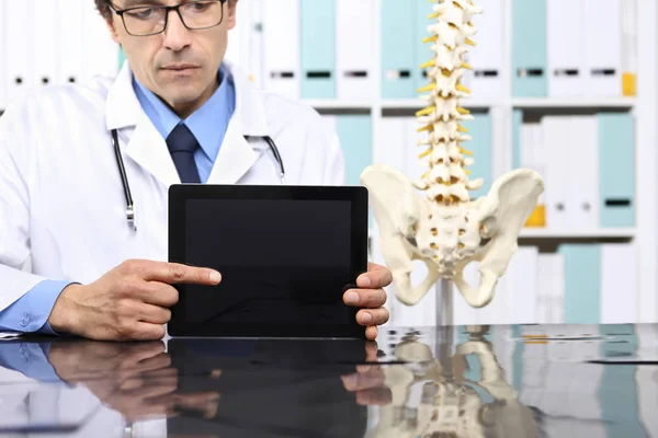 Médico manos apuntando tableta digital — Foto de Stock