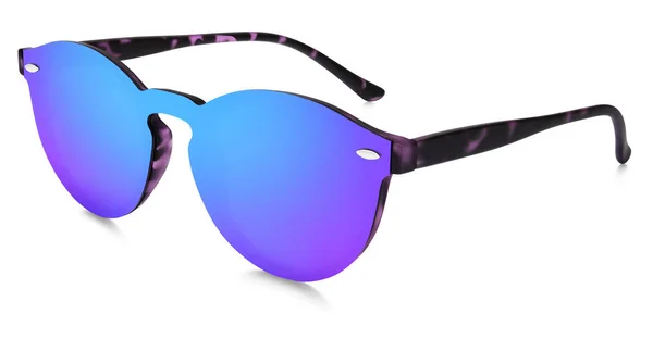 Óculos de sol manchados lentes de espelho azul e roxo isolados no whi — Fotografia de Stock