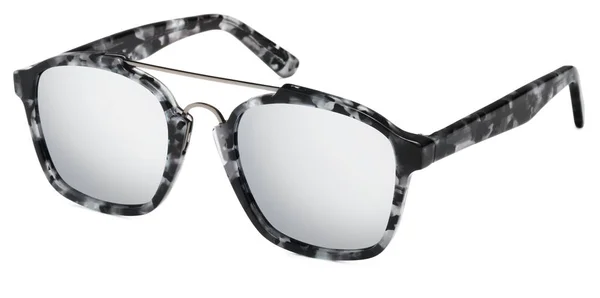 Gafas de sol manchadas lentes de espejo grises aisladas en fondo blanco —  Fotos de Stock