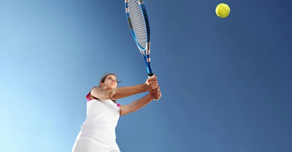 女性のテニス選手、試合中にラケットで分離 — ストック写真