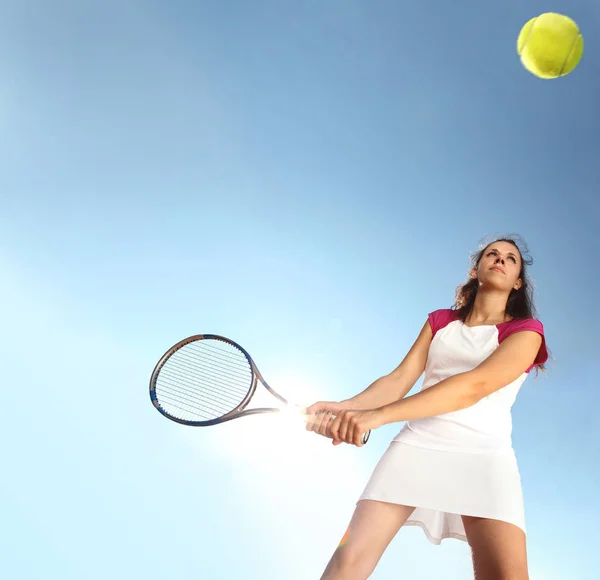 女性のテニス選手、試合中にラケットで分離 — ストック写真